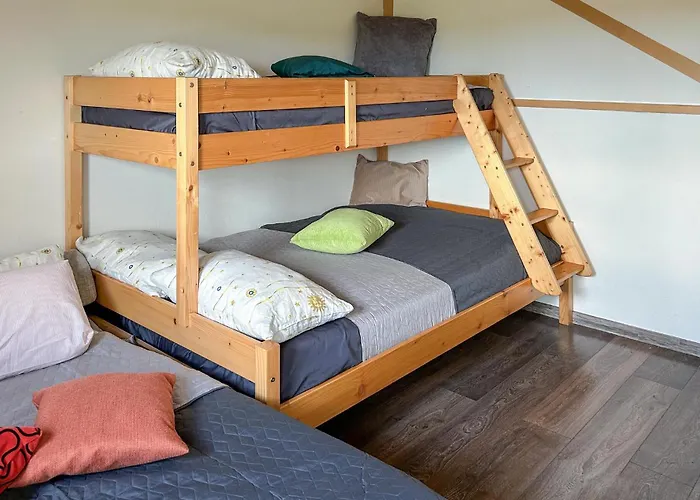 3 Bedroom Cozy In Debina *